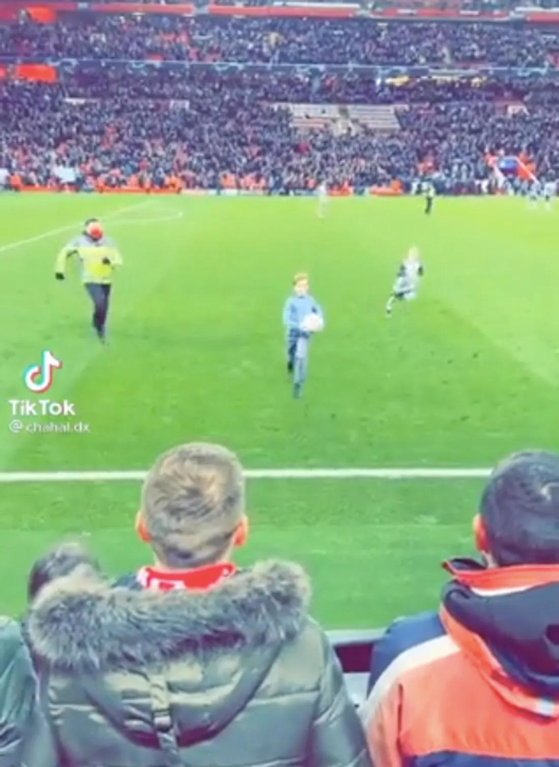 Un enfant vole un ballon de football en plein match